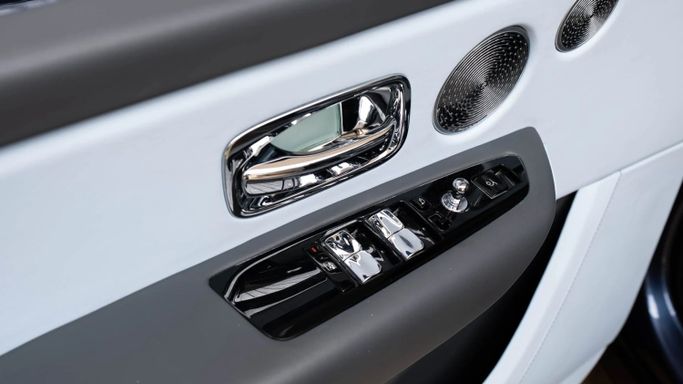 Подержанный Rolls-Royce Cullinan Black Badge I, 6.7 л, 2019 в Дубае от Automobili Motors Синий цвет. GCC | AUTO.AE