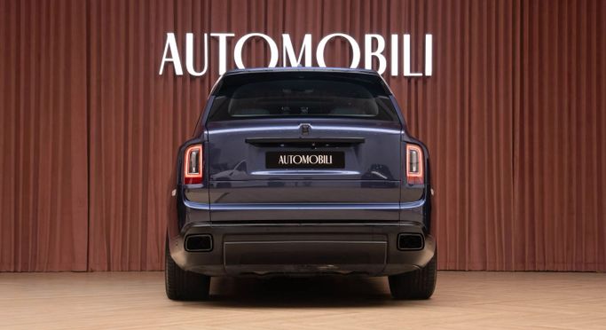 Подержанный Rolls-Royce Cullinan Black Badge I, 6.7 л, 2019 в Дубае от Automobili Motors Синий цвет. GCC | AUTO.AE