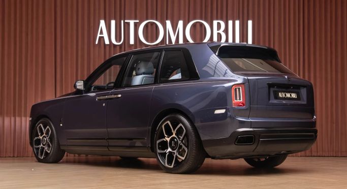 Подержанный Rolls-Royce Cullinan Black Badge I, 6.7 л, 2019 в Дубае от Automobili Motors Синий цвет. GCC | AUTO.AE