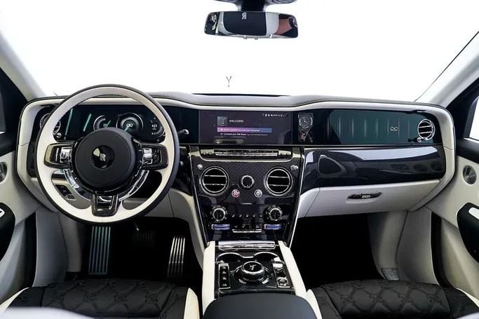 Подержанный Rolls-Royce Cullinan Black Badge I Рестайлинг, 6.7 л, 2025 в Дубае от Exotic Cars Серый цвет. GCC | AUTO.AE