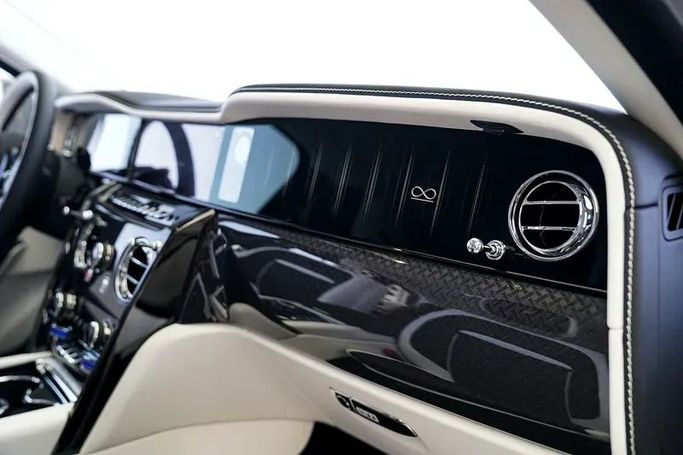 Подержанный Rolls-Royce Cullinan Black Badge I Рестайлинг, 6.7 л, 2025 в Дубае от Exotic Cars Серый цвет. GCC | AUTO.AE