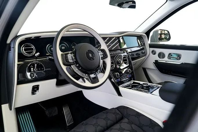 Подержанный Rolls-Royce Cullinan Black Badge I Рестайлинг, 6.7 л, 2025 в Дубае от Exotic Cars Серый цвет. GCC | AUTO.AE