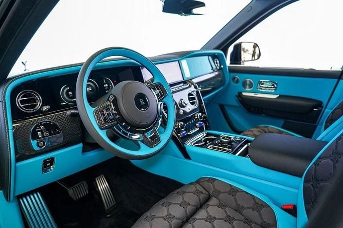 Новый Rolls-Royce Cullinan Black Badge I Рестайлинг, 6.7 л, 2025 в Дубае от Exotic Cars Черный цвет. GCC | AUTO.AE