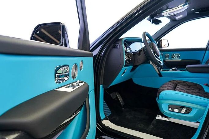 Новый Rolls-Royce Cullinan Black Badge I Рестайлинг, 6.7 л, 2025 в Дубае от Exotic Cars Черный цвет. GCC | AUTO.AE