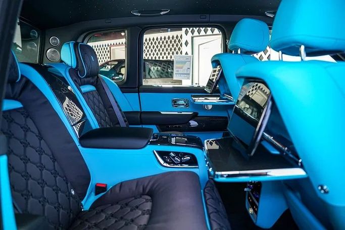 Новый Rolls-Royce Cullinan Black Badge I Рестайлинг, 6.7 л, 2025 в Дубае от Exotic Cars Черный цвет. GCC | AUTO.AE