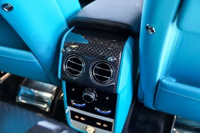 Новый Rolls-Royce Cullinan Black Badge I Рестайлинг, 6.7 л, 2025 в Дубае от Exotic Cars Черный цвет. GCC | AUTO.AE