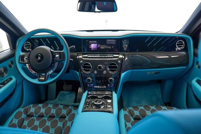 Новый Rolls-Royce Cullinan Black Badge I Рестайлинг, 6.7 л, 2025 в Дубае от Exotic Cars Белый цвет. Other | AUTO.AE