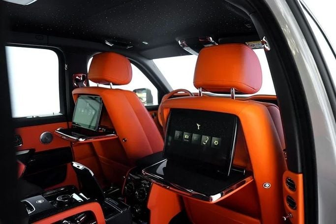 Новый Rolls-Royce Cullinan Black Badge I Рестайлинг, 6.7 л, 2025 в Дубае от Exotic Cars Серый цвет. GCC | AUTO.AE