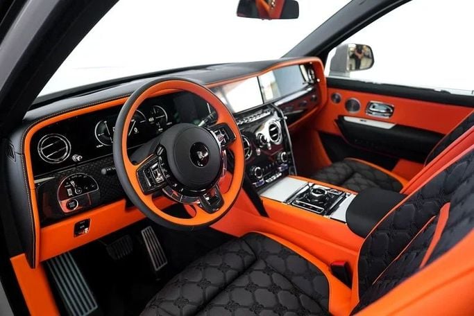 Новый Rolls-Royce Cullinan Black Badge I Рестайлинг, 6.7 л, 2025 в Дубае от Exotic Cars Серый цвет. GCC | AUTO.AE