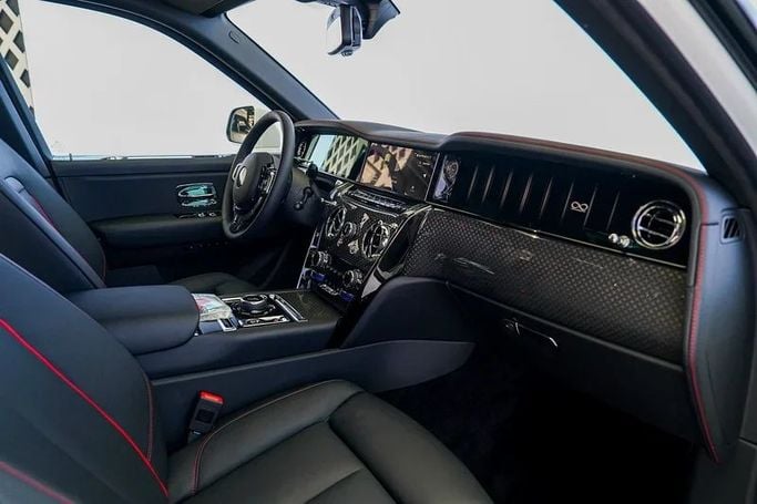 Новый Rolls-Royce Cullinan Black Badge I Рестайлинг, 6.7 л, 2025 в Дубае от Exotic Cars Белый цвет. Other | AUTO.AE