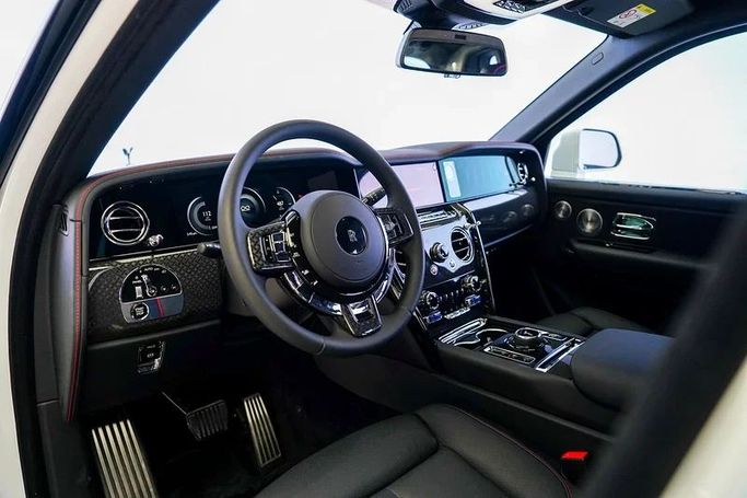 Новый Rolls-Royce Cullinan Black Badge I Рестайлинг, 6.7 л, 2025 в Дубае от Exotic Cars Белый цвет. Other | AUTO.AE