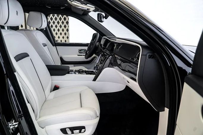 Новый Rolls-Royce Cullinan Black Badge I, 6.7 л, 2024 в Дубае от Exotic Cars Черный цвет. Other | AUTO.AE