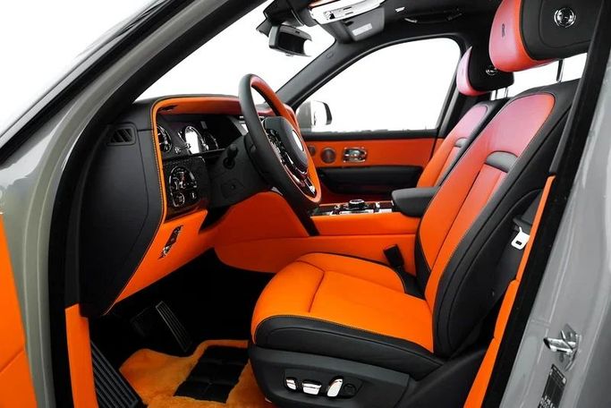 Подержанный Rolls-Royce Cullinan Black Badge I, 6.7 л, 2024 в Дубае от Exotic Cars Серый цвет. Other | AUTO.AE