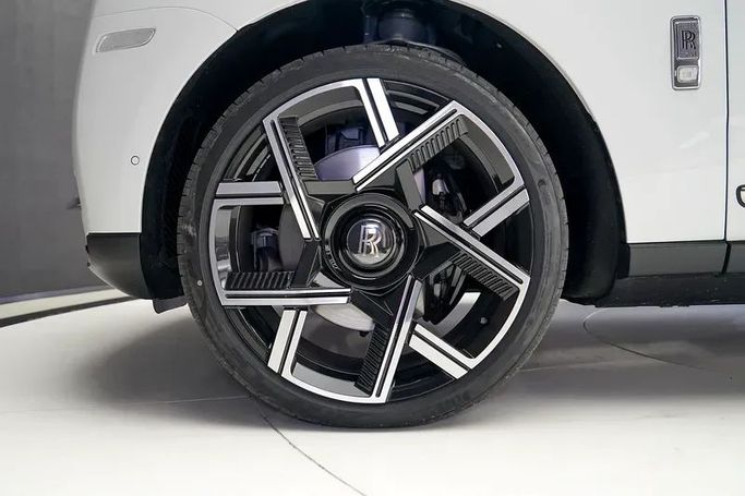 Подержанный Rolls-Royce Cullinan Black Badge I, 6.7 л, 2024 в Дубае от Exotic Cars Белый цвет. Other | AUTO.AE