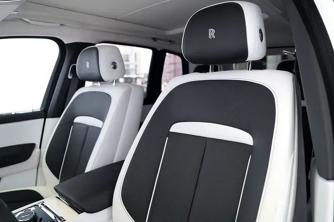 Подержанный Rolls-Royce Cullinan Black Badge I, 6.7 л, 2024 в Дубае от Exotic Cars Белый цвет. Other | AUTO.AE