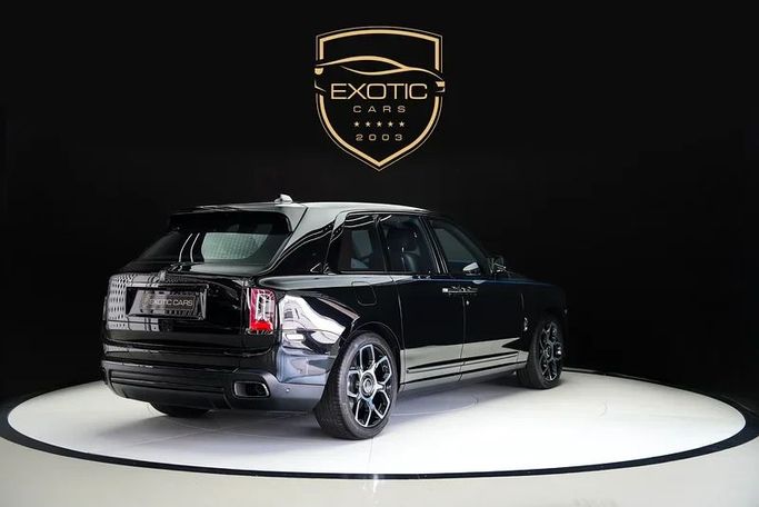 Подержанный Rolls-Royce Cullinan Black Badge I, 6.7 л, 2021 в Дубае от Exotic Cars Черный цвет. GCC | AUTO.AE