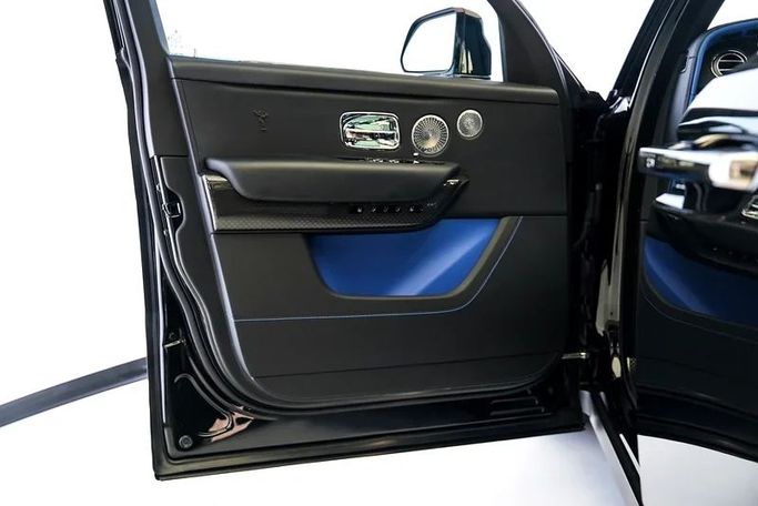 Подержанный Rolls-Royce Cullinan Black Badge I, 6.7 л, 2021 в Дубае от Exotic Cars Черный цвет. GCC | AUTO.AE