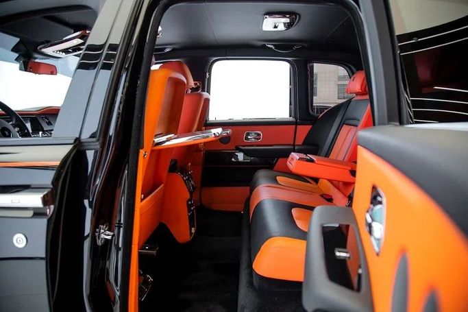 Подержанный Rolls-Royce Cullinan Black Badge I, 6.7 л, 2022 в Дубае от Exotic Cars Черный цвет. GCC | AUTO.AE