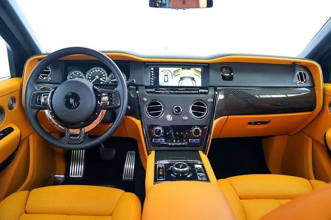 Подержанный Rolls-Royce Cullinan Black Badge I, 6.7 л, 2022 в Дубае от Exotic Cars Черный цвет. GCC | AUTO.AE