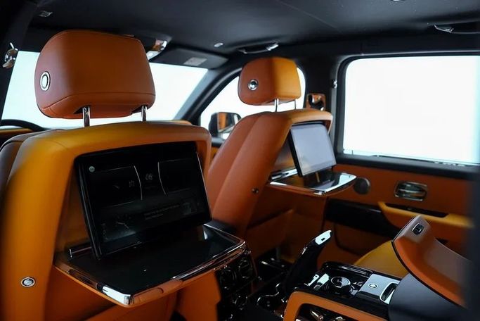 Подержанный Rolls-Royce Cullinan Black Badge I, 6.7 л, 2021 в Дубае от Exotic Cars Серый цвет. GCC | AUTO.AE