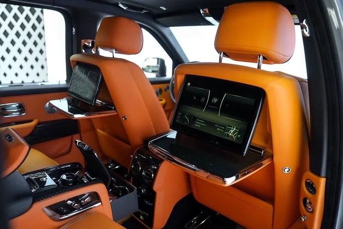 Подержанный Rolls-Royce Cullinan Black Badge I, 6.7 л, 2021 в Дубае от Exotic Cars Серый цвет. GCC | AUTO.AE