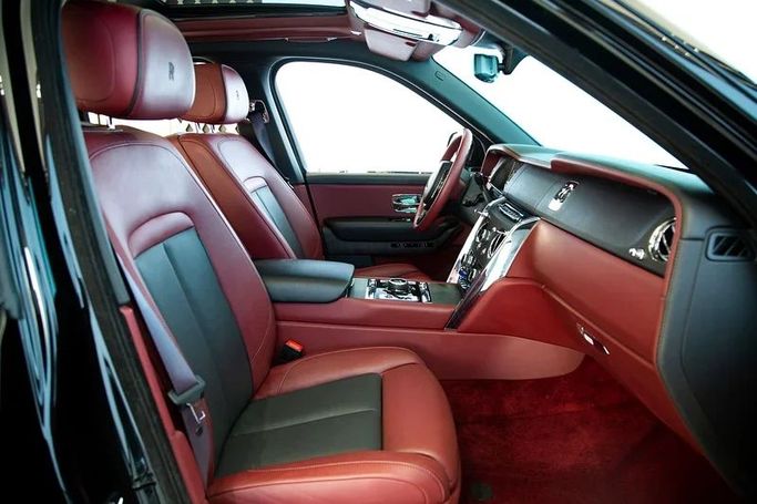 Подержанный Rolls-Royce Cullinan Black Badge I, 6.7 л, 2020 в Дубае от Exotic Cars Черный цвет. GCC | AUTO.AE