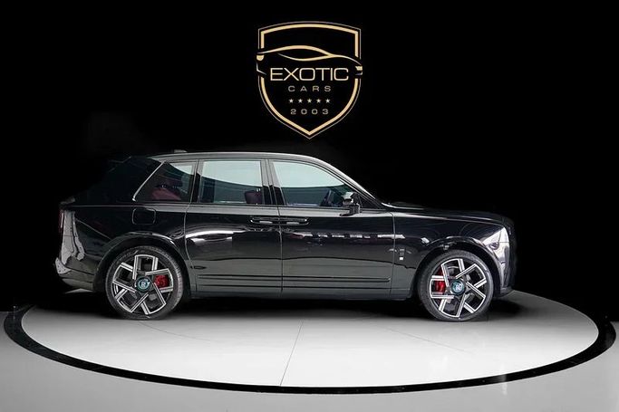 Подержанный Rolls-Royce Cullinan Black Badge I, 6.7 л, 2020 в Дубае от Exotic Cars Черный цвет. GCC | AUTO.AE