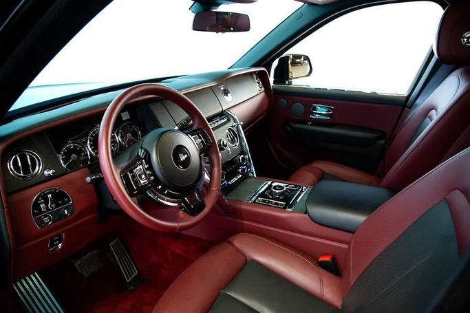 Подержанный Rolls-Royce Cullinan Black Badge I, 6.7 л, 2020 в Дубае от Exotic Cars Черный цвет. GCC | AUTO.AE