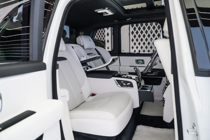 جديدة Rolls-Royce Cullinan Black Badge I, 6.7 l, 2024 في في دبي من Exotic Cars، اللون أبيض. أخرى | AUTO.AE