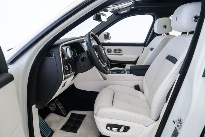 جديدة Rolls-Royce Cullinan Black Badge I, 6.7 l, 2024 في في دبي من Exotic Cars، اللون أبيض. أخرى | AUTO.AE