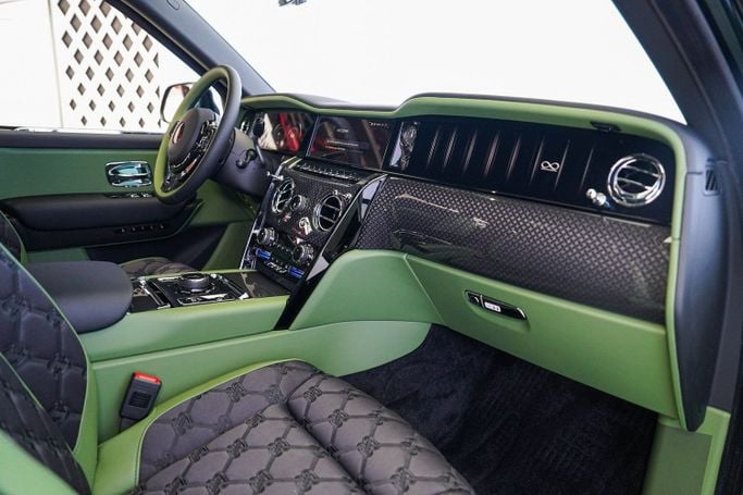 مستعملة Rolls-Royce Cullinan Black Badge أنا شد الوجه, 6.7 l, 2026 في في دبي من Exotic Cars، اللون أخضر. مواصفات الخليج | AUTO.AE