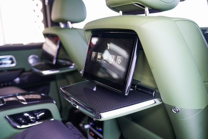 مستعملة Rolls-Royce Cullinan Black Badge أنا شد الوجه, 6.7 l, 2026 في في دبي من Exotic Cars، اللون أخضر. مواصفات الخليج | AUTO.AE