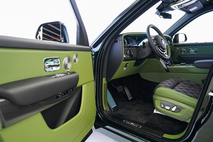 مستعملة Rolls-Royce Cullinan Black Badge أنا شد الوجه, 6.7 l, 2026 في في دبي من Exotic Cars، اللون أخضر. مواصفات الخليج | AUTO.AE