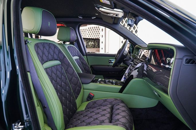 مستعملة Rolls-Royce Cullinan Black Badge أنا شد الوجه, 6.7 l, 2026 في في دبي من Exotic Cars، اللون أخضر. مواصفات الخليج | AUTO.AE