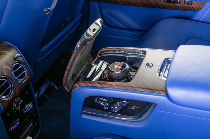 Подержанный Rolls-Royce Cullinan I, 6.7 л, 2020 в Дубае от The Car Superstore Серый цвет. GCC | AUTO.AE