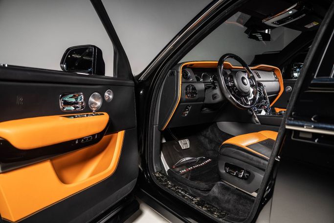 Подержанный Rolls-Royce Cullinan Mansory I, 6.8 л, 2020 в Дубае от The Car Superstore Черный цвет. Европейская | AUTO.AE