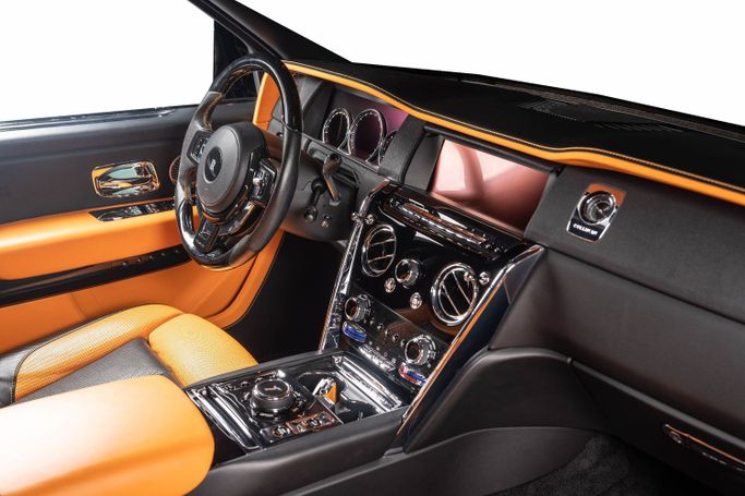 Подержанный Rolls-Royce Cullinan Mansory I, 6.8 л, 2020 в Дубае от The Car Superstore Черный цвет. Европейская | AUTO.AE