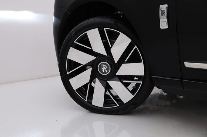 Новый Rolls-Royce Cullinan I Рестайлинг, 6.7 л, 2025 в Дубае от AUTO DEALS Черный цвет. Европейская | AUTO.AE