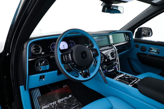 Новый Rolls-Royce Cullinan I Рестайлинг, 6.7 л, 2025 в Дубае от AUTO DEALS Черный цвет. Европейская | AUTO.AE