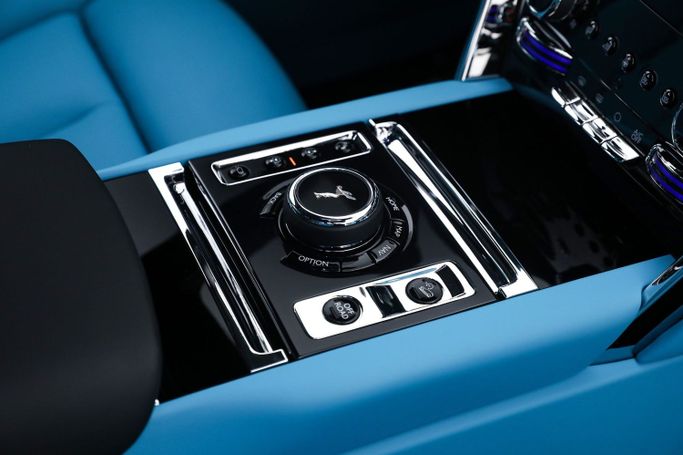 Новый Rolls-Royce Cullinan I Рестайлинг, 6.7 л, 2025 в Дубае от AUTO DEALS Черный цвет. Европейская | AUTO.AE