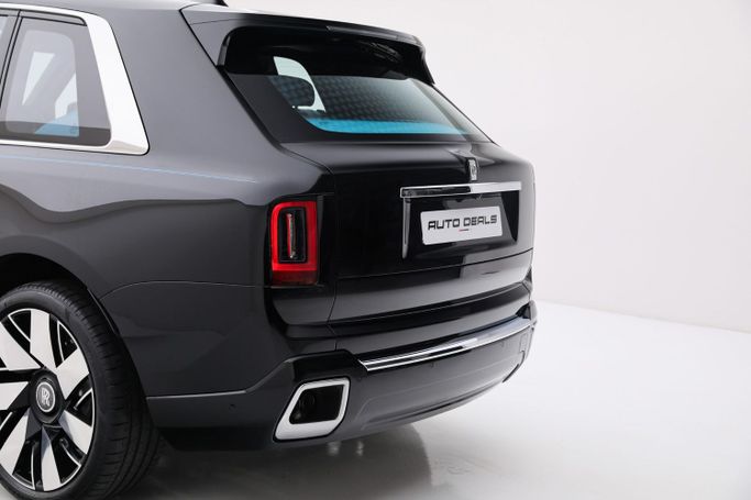Новый Rolls-Royce Cullinan I Рестайлинг, 6.7 л, 2025 в Дубае от AUTO DEALS Черный цвет. Европейская | AUTO.AE