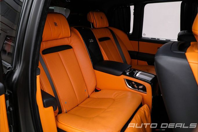 Подержанный Rolls-Royce Cullinan Black Badge I, 6.7 л, 2021 в Дубае от AUTO DEALS Черный цвет. GCC | AUTO.AE