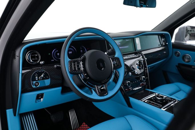 Новый Rolls-Royce Cullinan Black Badge I Рестайлинг, 6.7 л, 2025 в Дубае от AUTO DEALS Серый цвет. Европейская | AUTO.AE