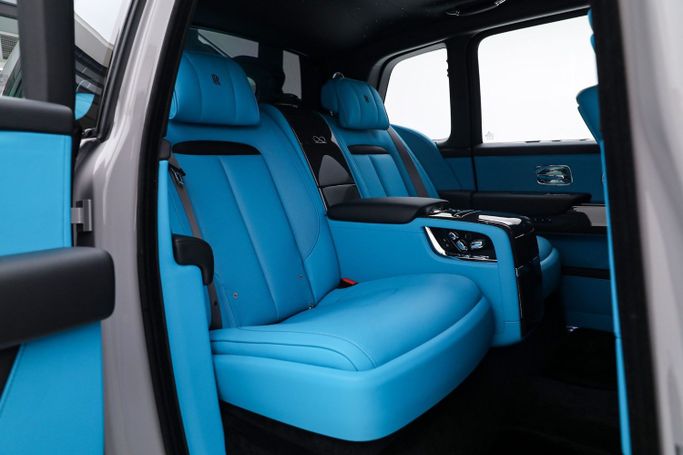 Новый Rolls-Royce Cullinan Black Badge I Рестайлинг, 6.7 л, 2025 в Дубае от AUTO DEALS Серый цвет. Европейская | AUTO.AE