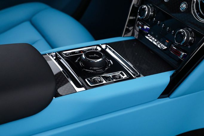 Новый Rolls-Royce Cullinan Black Badge I Рестайлинг, 6.7 л, 2025 в Дубае от AUTO DEALS Серый цвет. Европейская | AUTO.AE