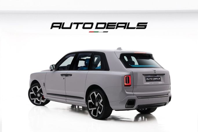 Новый Rolls-Royce Cullinan Black Badge I Рестайлинг, 6.7 л, 2025 в Дубае от AUTO DEALS Серый цвет. Европейская | AUTO.AE