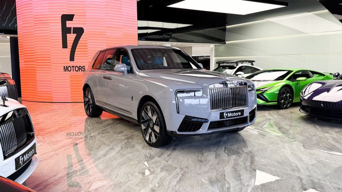Новый Rolls-Royce Cullinan I Рестайлинг, 6.7 л, 2026 в Дубае от F7 Motors Серый цвет. Европейская | AUTO.AE
