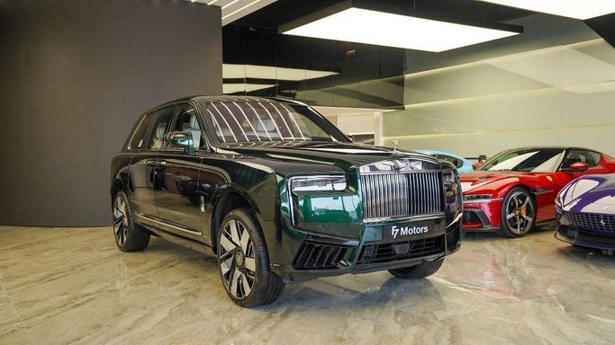 Новый Rolls-Royce Cullinan I Рестайлинг, 6.7 л, 2026 в Дубае от F7 Motors Зеленый цвет. Other | AUTO.AE