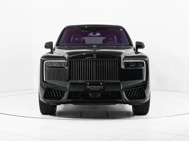 Подержанный Rolls-Royce Cullinan Black Badge I Рестайлинг, 6.7 л, 2025 в Дубае Черный цвет. Японская | AUTO.AE