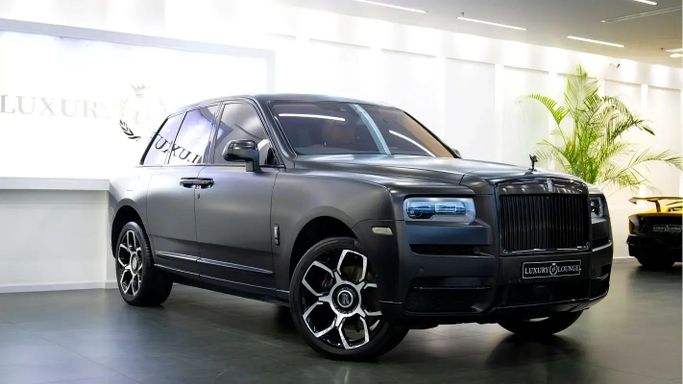 Подержанный Rolls-Royce Cullinan Black Badge I, 6.7 л, 2019 в Дубае от Luxury Lounge Cars Черный цвет. GCC | AUTO.AE